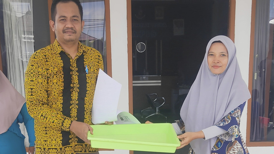 Bantuan Usaha Pengembangan Ekonomi Masyarakat dari Dinas Sosial Kab. Paser kepada 4 Orang Warga Desa Tapis sebagai Pelaku UMKM Penjual Gorengan